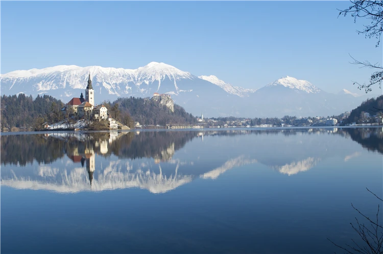 Zasněžená krajina u jezera Bled v zimě | Romantický advent u jezera Bled