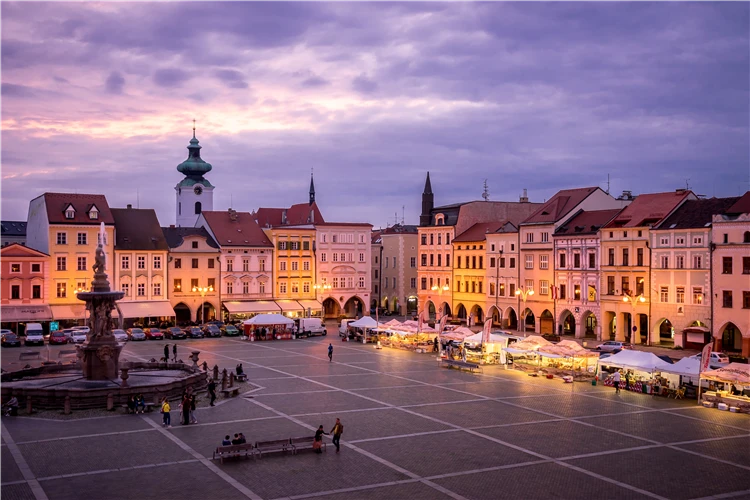 Historické centrum Českých Budějovic s náměstím a radnicí | Jihočeské Vánoce na zámku Hluboká a v Českých Budějovicích