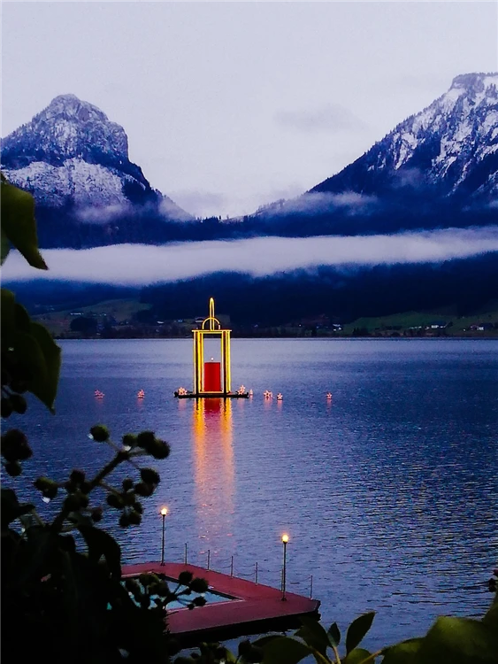 Výhled na jezero Wolfgangsee s alpskými horami v pozadí | Jezerní advent - Hallstatt a Wolfgangsee