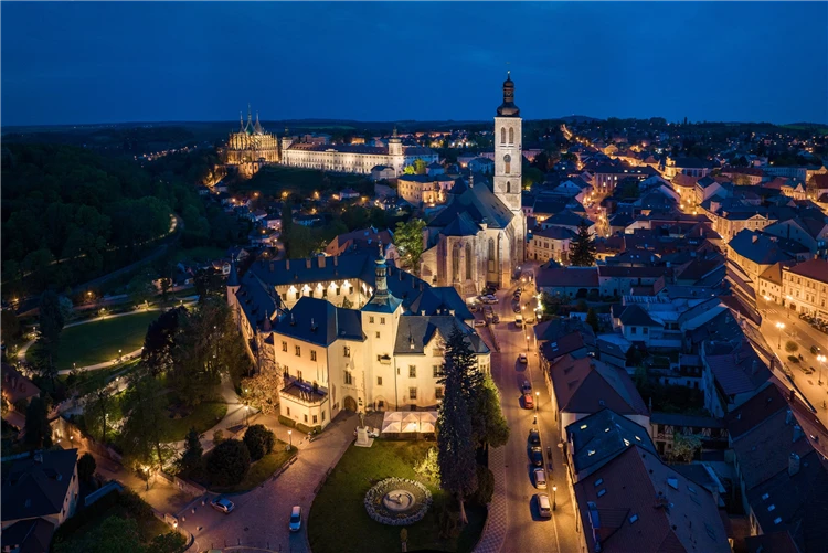 Historické centrum Kutné Hory s výhledem na gotickou architekturu | Sváteční Kutná Hora a zámek Kačina
