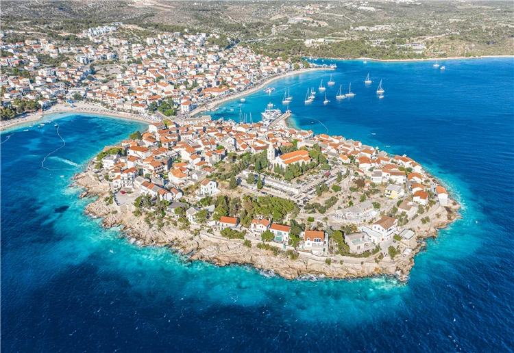 Primošten – výhled na město a okolní krajinu | Primošten / Hotel Zora