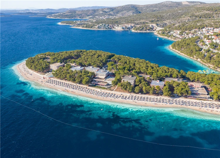 Hotelová budova Zora v Prim?štenu obklopená zelení | Primošten / Hotel Zora