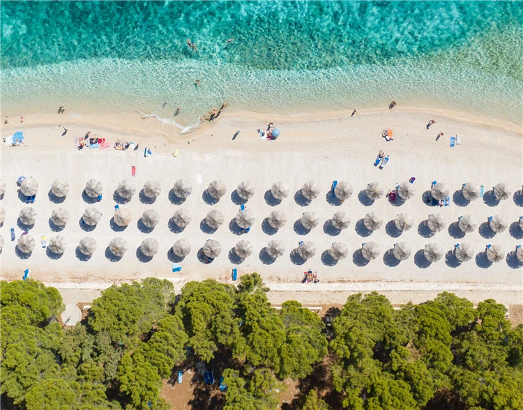 Hotelová pláž Zora u Jaderského moře v Prim?štenu | Primošten / Hotel Zora