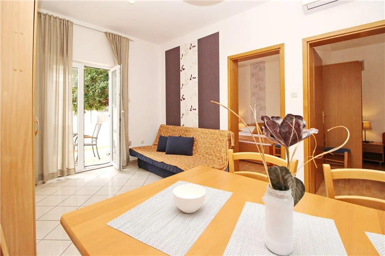 Kuchyň, jídelna a vstupy do ložnic v apartmánu Limun quadrilo | Baška / Apartmánový dům Limun