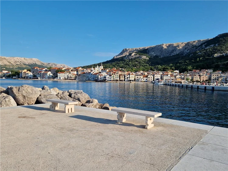 Lavička s výhledem na pobřeží v Bašce | Baška / Apartmánový dům Limun