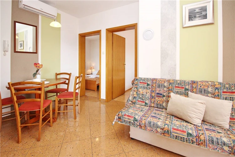 Obývací pokoj s jídelnou v apartmánu Limun trilo 2 | Baška / Apartmánový dům Limun