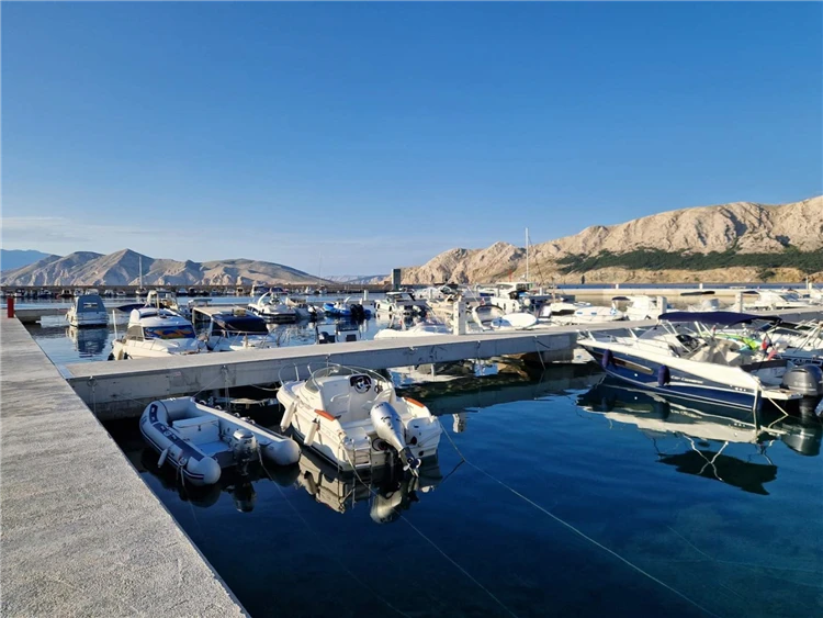 Malebný přístav v chorvatské Bašce | Baška / Apartmánový dům Limun