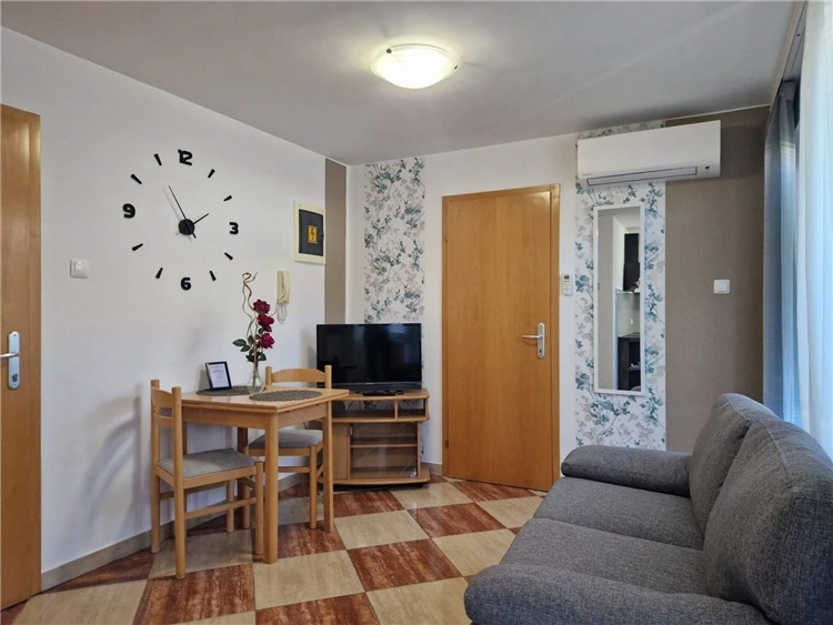 Obývací pokoj s jídelnou apartmánu AQ 2 ve vile Aquarium | Baška / Villa Aquarium