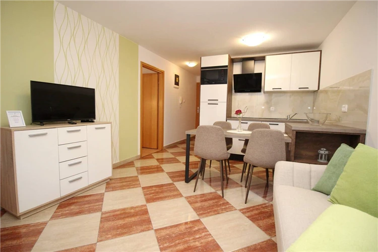Kuchyň s obývacím pokojem apartmánu AQ 3 ve vile Aquarium | Baška / Villa Aquarium