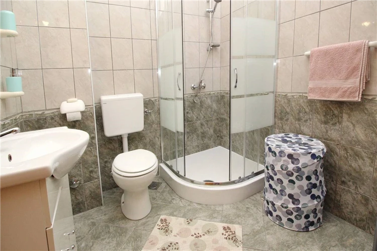 Koupelna apartmánu Dorcic AQ 1 ve vile Aquarium | Baška / Villa Aquarium