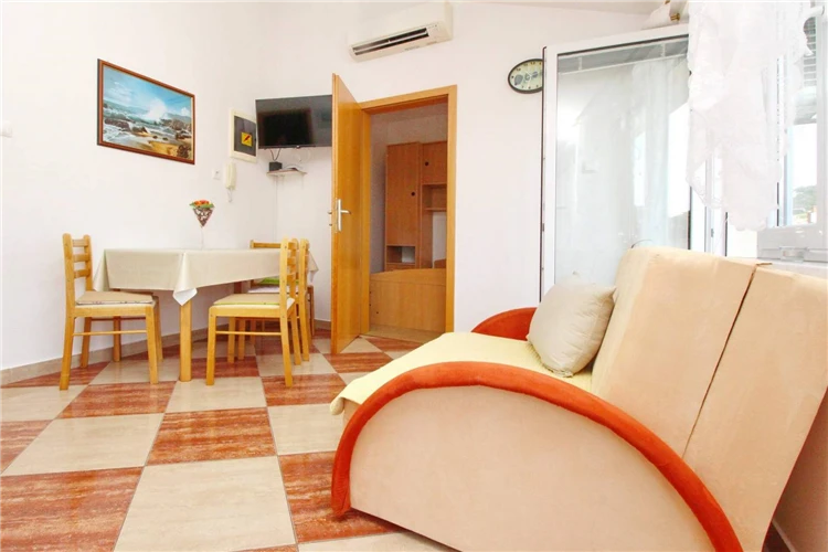 Jídelna s přistýlkou apartmánu Dorcic AQ 2 ve vile Aquarium | Baška / Villa Aquarium