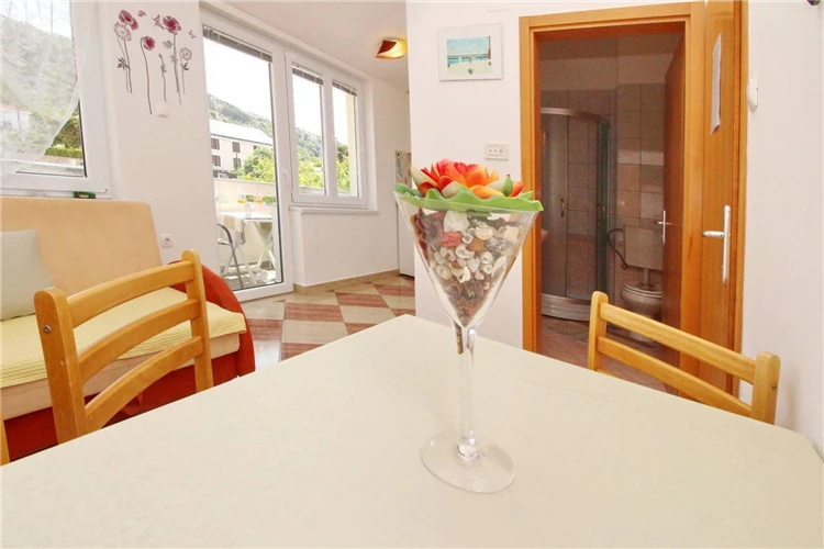 Jídelna apartmánu Dorcic AQ 2 ve vile Aquarium | Baška / Villa Aquarium