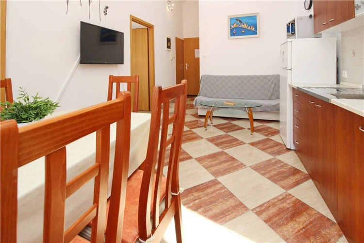 Kuchyň s obývacím pokojem apartmánu Dorcic AQ 3 ve vile Aquarium | Baška / Villa Aquarium