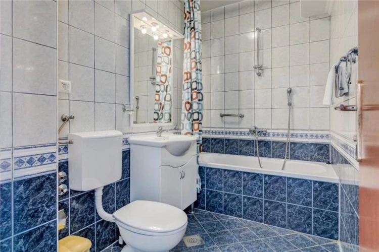 Apartmánový dům Nikolina – vstup nebo zahrada | Baška Voda / Apartmánový dům Nikolina/Růža