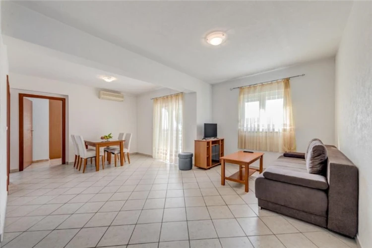 Apartmánový dům Nikolina – pohled na budovu z ulice | Baška Voda / Apartmánový dům Nikolina/Růža