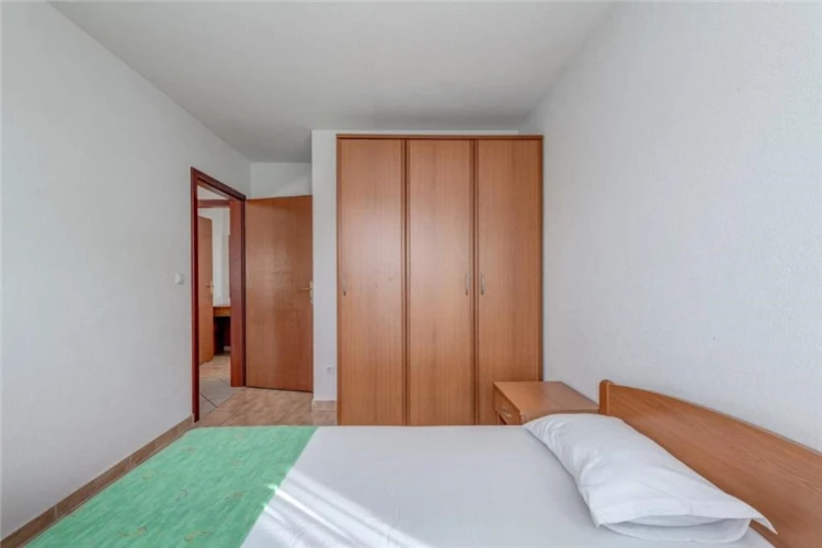 Nikolina – parkoviště nebo okolí objektu | Baška Voda / Apartmánový dům Nikolina/Růža