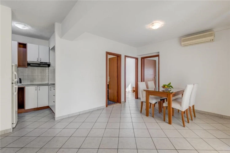 Nikolina – ložnice apartmánu s lůžky | Baška Voda / Apartmánový dům Nikolina/Růža