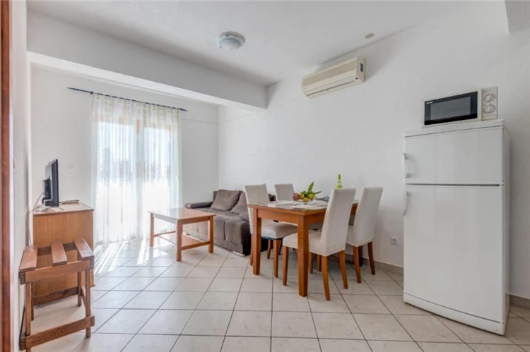 Apartmánový dům Nikolina – koupelna s vybavením | Baška Voda / Apartmánový dům Nikolina/Růža