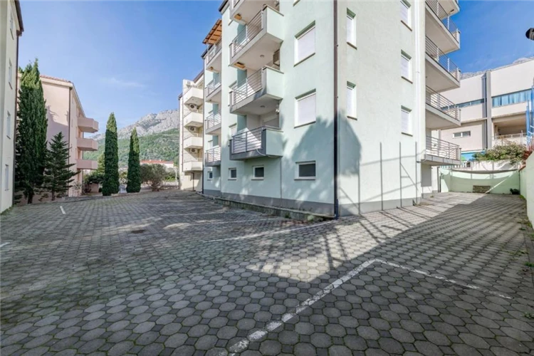 Apartmánový dům Nikolina – detail exteriéru nebo architektury | Baška Voda / Apartmánový dům Nikolina/Růža
