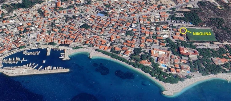 Apartmánový dům Nikolina (Ruža) – celkový pohled na komplex | Baška Voda / Apartmánový dům Nikolina/Růža