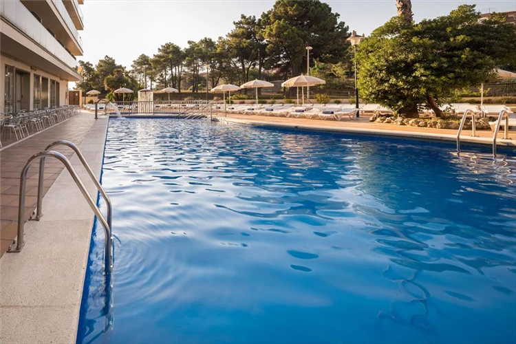 Bazén s lehátky v HTop Royal Star | Lloret de Mar / Hotel HTop Royal Star