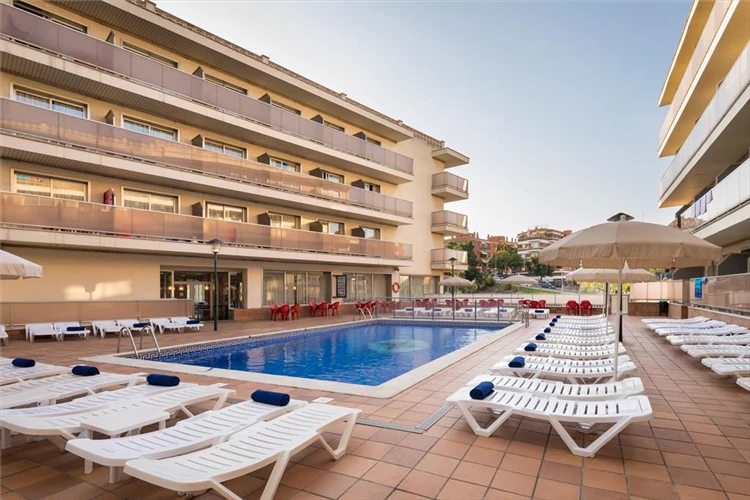 Relaxace u bazénu v HTop Royal Star | Lloret de Mar / Hotel HTop Royal Star