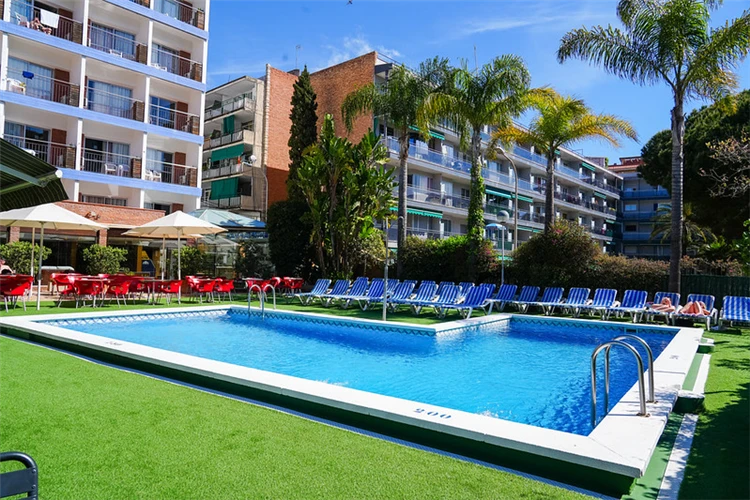 Bazén s lehátky v hotelu HTop Palm Beach | Lloret de Mar / Hotel HTop Palm Beach