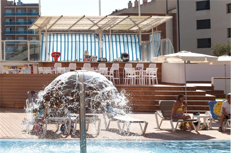 Bar u bazénu v hotelu Sorra Daurada | Malgrat de Mar / Hotel Sorra Daurada