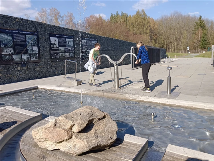 Turisté při prohlídce památky na zájezdu Klenoty Posázaví | Klenoty Posázaví - klášter, hrad i zámek