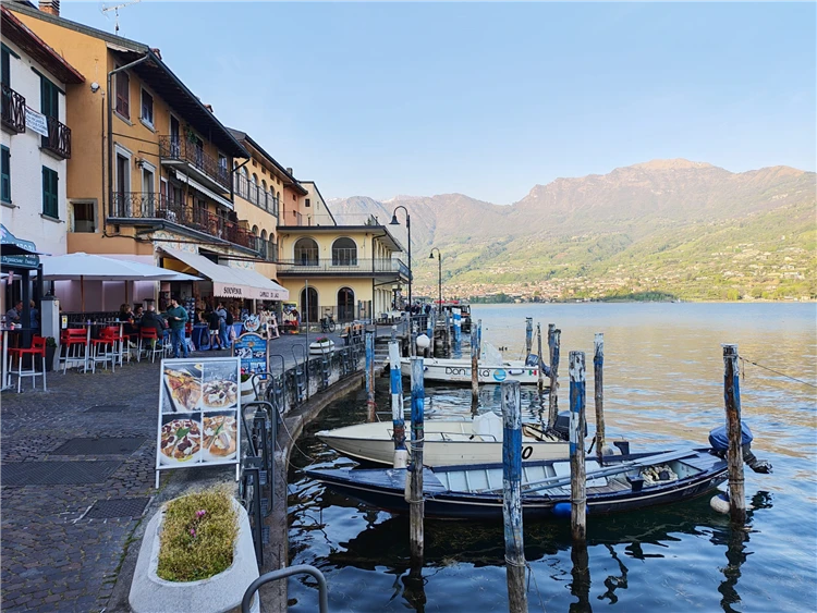 Italské jezero a horské panorama při jarním zájezdu | Za jarní krásou alpských jezer