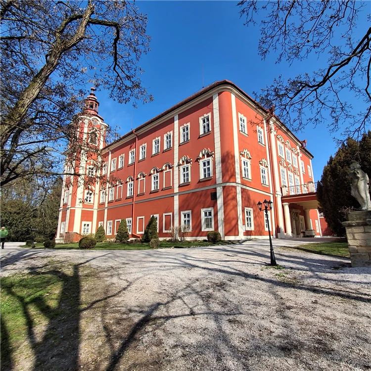 Skupina turistů při prohlídce zámeckého areálu | Zámky Českého Ráje - Loučeň a Dětenice