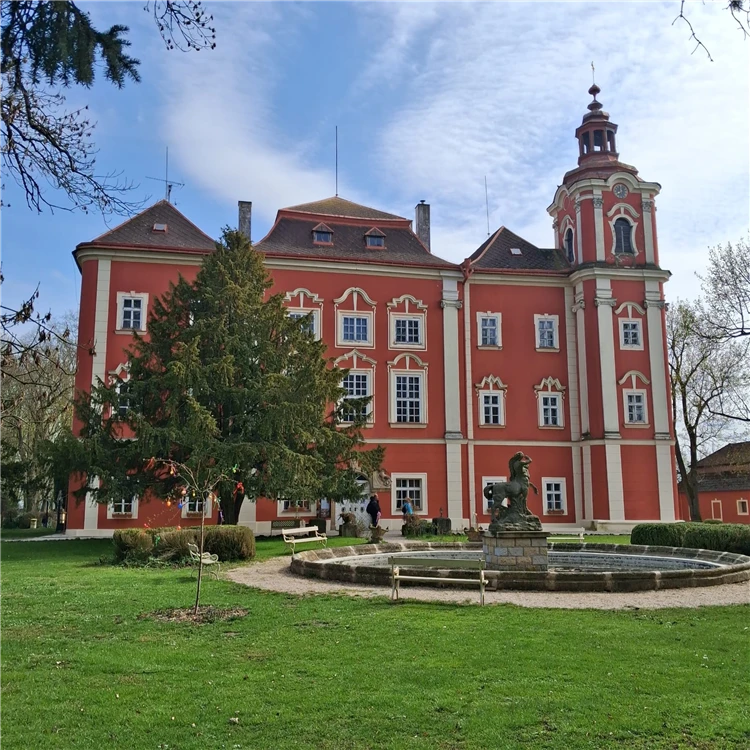 Turisté při návštěvě zámku Loučeň či Dětenice | Zámky Českého Ráje - Loučeň a Dětenice
