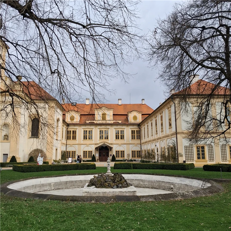 Skupina na výletě do Českého ráje u zámku | Zámky Českého Ráje - Loučeň a Dětenice