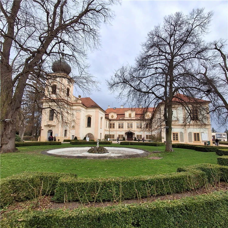 Zámecký park a návštěvníci zájezdu Český ráj | Zámky Českého Ráje - Loučeň a Dětenice