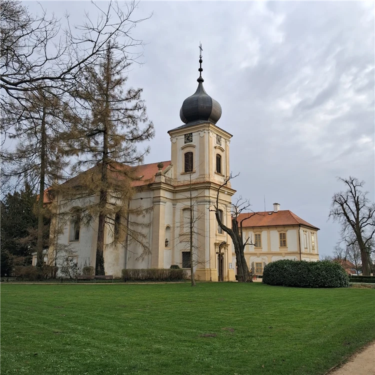 Pohled na zámecký areál během skupinového výletu | Zámky Českého Ráje - Loučeň a Dětenice