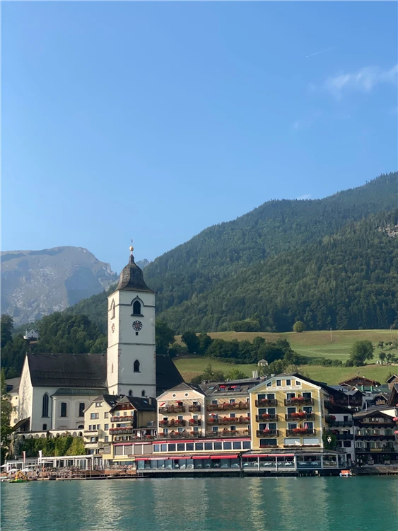 Jezero Wolfgangsee a zubačka na Schafberg