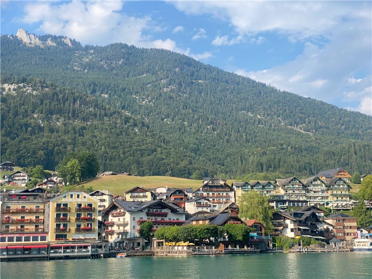 Jezero Wolfgangsee a zubačka na Schafberg