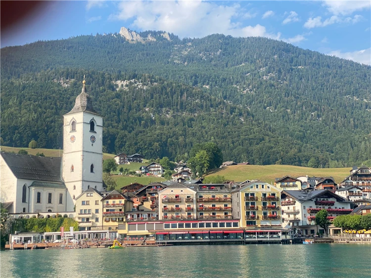 Jezero Wolfgangsee a zubačka na Schafberg
