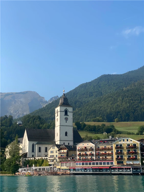 Jezero Wolfgangsee a zubačka na Schafberg