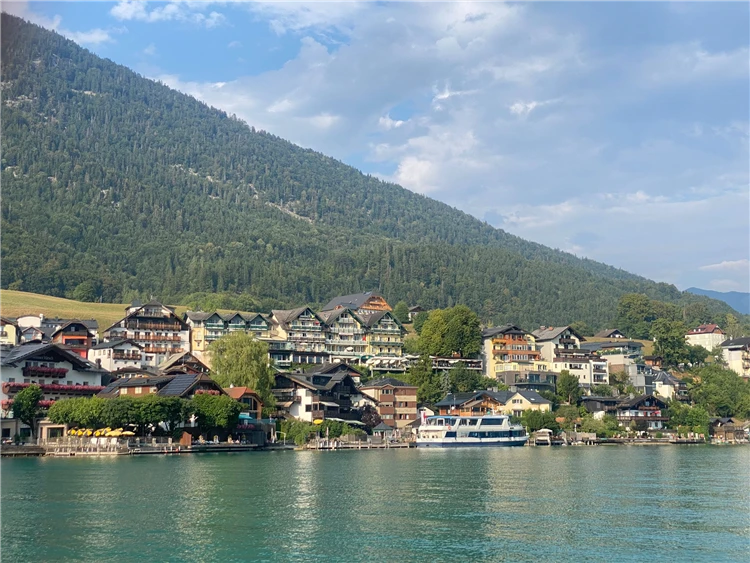 Jezero Wolfgangsee a zubačka na Schafberg