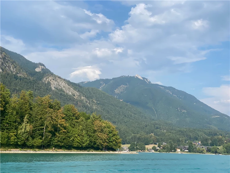 Jezero Wolfgangsee a zubačka na Schafberg