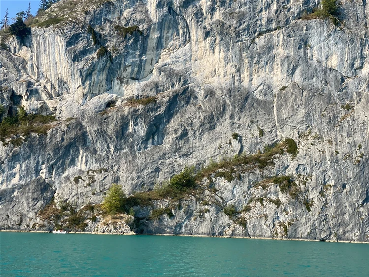 Jezero Wolfgangsee a zubačka na Schafberg