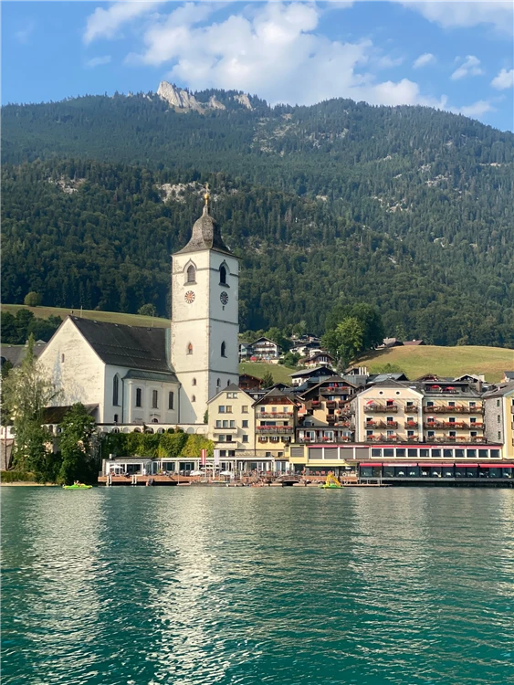 Jezero Wolfgangsee a zubačka na Schafberg