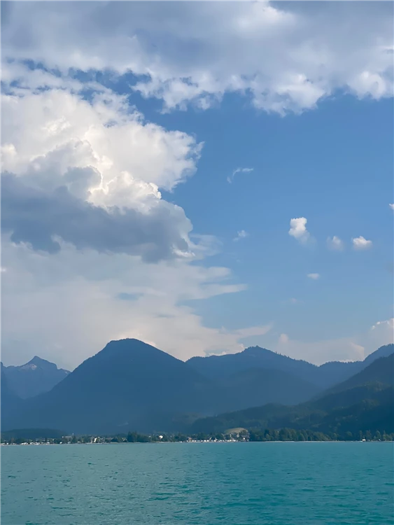 Jezero Wolfgangsee a zubačka na Schafberg