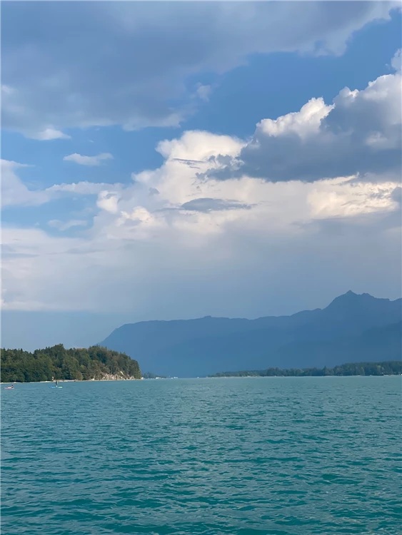 Jezero Wolfgangsee a zubačka na Schafberg