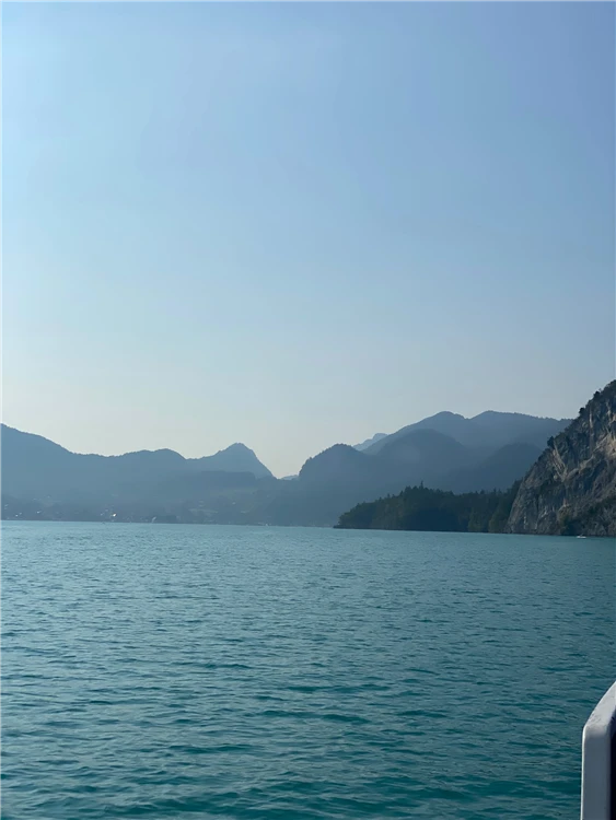 Jezero Wolfgangsee a zubačka na Schafberg