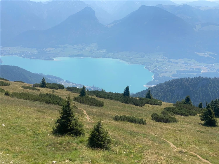 Jezero Wolfgangsee a zubačka na Schafberg