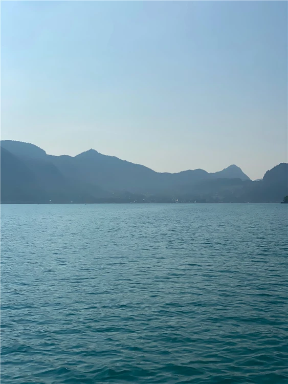 Jezero Wolfgangsee a zubačka na Schafberg