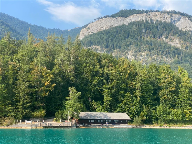 Jezero Wolfgangsee a zubačka na Schafberg