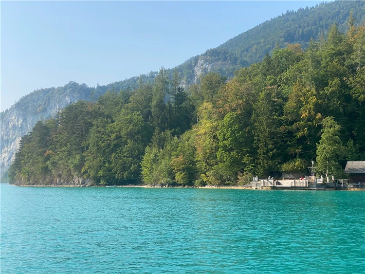 Jezero Wolfgangsee a zubačka na Schafberg
